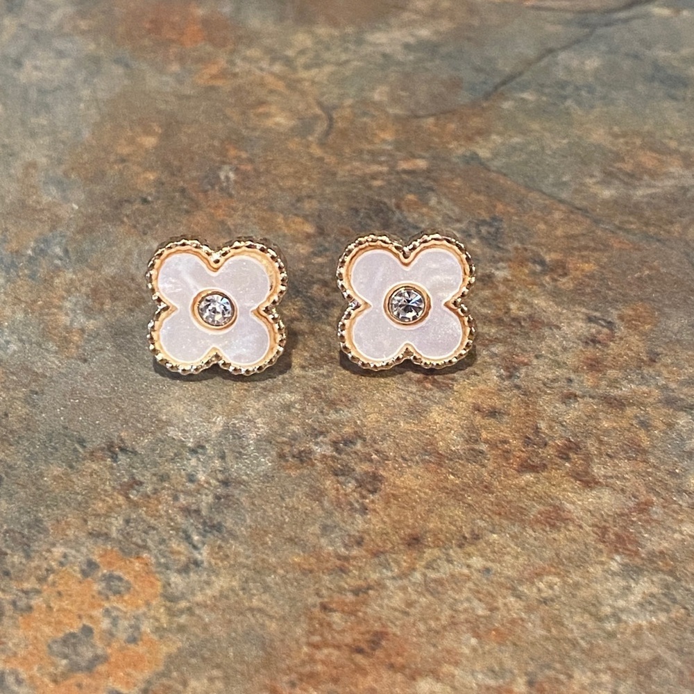 Elegant Gold and Cream Flower Stud Earrings NIP